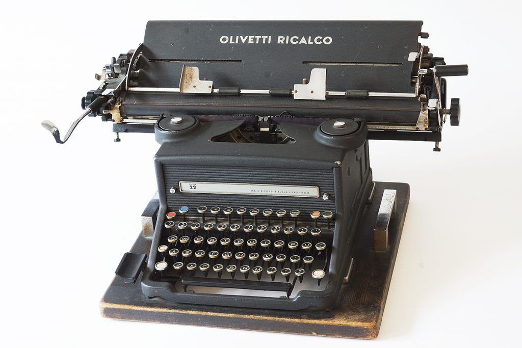 Schrijf maar eens een tekst op een ouderwetse schrijfmachine. Dan móet je wel nadenken over alle aspecten van een tekst voor je begint met typen... Schrijf maar eens een tekst op een ouderwetse schrijfmachine. Dan móet je wel nadenken over alle aspecten van een tekst voor je begint met typen...