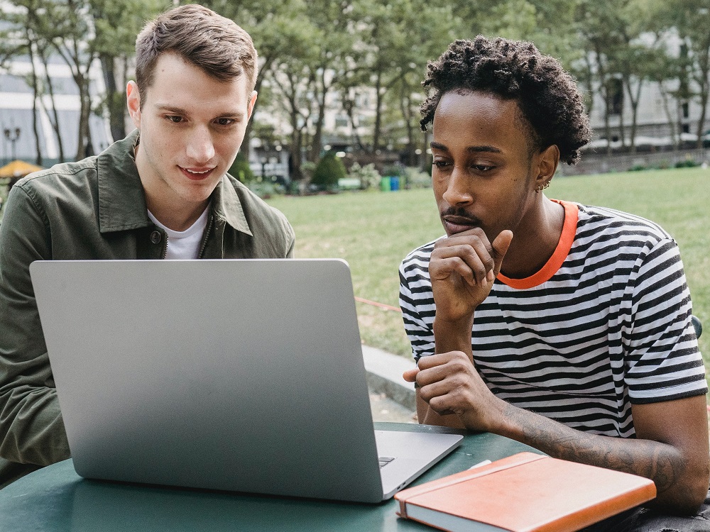 Tekststrategie zorgt er voor, dat een student leert op een gestructureerde manier relevante informatie te presenteren in een toegankelijke vorm. De beoordeling daarvan gaat sneller én beter. Tekststrategie zorgt er voor, dat een student leert op een gestructureerde manier relevante informatie te presenteren in een toegankelijke vorm. De beoordeling daarvan gaat sneller én beter.