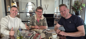 Remi, Marian en Maurice presenteren samen hun ideeën over 'hulp voor plegers om slachtoffers te beschermen'.